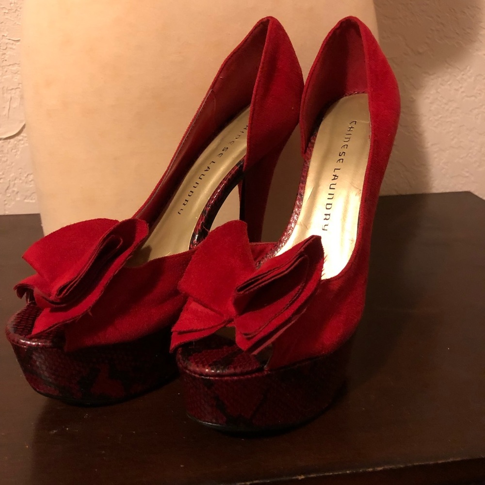 Red bow pumps